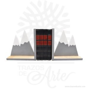Sujetalibros montaña,  bella figura decorativa de madera de pino que agregarán diversión y funcionalidad a su cuarto,  la combinación de dos tonos de madera natural y color le da una hermosa sensación, hecho a mano. Ideal como soporte para libros en cualquier estantería de su hogar y evitar que los libros se desplomen. Además puedes utilizar estos sujetalibros para dar un estilo único a su hogar. Si amás de la lectura y tienes la estantería llena de libros, seguramente ya hayas observado la poca estabilidad que tienen. A este respecto, los sujetalibros juegan un papel muy importante pues colocando un montón de libros en medio de una pareja de sujetalibros originales vas a conseguir que no se caigan. Puedes elegir las montañas con el color que más te guste. Sujetalibros montaña Material: Madera de pino 18 mm de espesor Color: A elección Tamaño: 24 x 18 Fecha estimada de entrega: De 5 a 6 días hábiles (en Bogotá, Medellín, Cali), al resto del  país de 7 a 14 días. Recuerda que el tiempo de entrega comienza a partir del momento en que tu pago sea confirmado. Todos los productos son entregados al domicilio que informaste al realizar la compra. Vendido y enviado por: Trazos de Arte. Envío rápido y seguro. No incluye domicilio. Personalización Realiza un pedido personalizado, podemos agregar lo que desees, como nombre, fecha, frase, logotipo, imagen o empaque regalo. Ofrecemos: Grabado por láser, grabado CNC Router, sublimado o papel adhesivo, el precio varía según el tipo de personalización que desees, encontrarás más información en “Servicios” en nuestro menú secundario. Si deseas cotizar o tienes preguntas presiona el botón Cotizar personalización con gusto las responderemos. ¿Cómo comprar? Selecciona tu producto. Si tienes alguna duda por favor escríbenos. Haz clic en el botón de compra y la cantidad que deseas. Ingresa los datos de facturación y entrega. Realiza el pago de tu pedido. Recibe el pedido en tu domicilio.