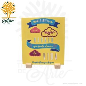 Letrero decorativo en MDF de 9 mm, pintado y personalizado en impresión UV a color. No hay límites en cuanto a colores y diseños, cada cliente puede elegir su combinación ideal. Este letrero es perfecto para bodas, ya sea como letrero de bienvenida, para señalizar mesas, decorar el salón u hogar o como regalo especial. Fabricado con MDF de 9 mm de espesor, garantiza durabilidad y calidad. Su elección dependerá del estilo de la boda o evento, el presupuesto y el tiempo disponible. Es una excelente opción para todo tipo de matrimonios, cumpleaños, bautizo, reuniones corporativas o familiares. Este letrero de madera personalizado añade un toque elegante y rústico a cualquier evento. Visita nuestra tienda y encuentra el regalo ideal para cada ocasión. Permítenos marcar la diferencia, también ofrecemos opciones de tamaño y espesor personalizados. Ten en cuenta que la madera es un material único, por lo que el producto final puede ser similar pero no exactamente igual al de la foto. Letrero decorativo en MDF Material: Madera MDF de 9 mm de espesor y madera de pino Color: A elección Tamaño: 6 largo x 15 ancho x 18 alto cm Incluye personalización en impresión UV a color Fecha estimada de entrega: De 4 a 5 días hábiles (en Bogotá, Medellín, Cali), al resto del país de 7 a 14 días. Recuerda que el tiempo de entrega comienza a partir del momento en que tu pago sea confirmado. Todos los productos son entregados al domicilio que informaste al realizar la compra. Vendido y enviado por: Trazos de Arte. Envío rápido y seguro. Es una pieza muy original, que decora ese espacio especial de casa u oficina, Ideal para regalar y sorprender, este es un regalo perfecto, Hecho en madera seleccionada cuidadosamente proveniente de una plantación forestal certificada. Hecho en Colombia. Personalización Realice un pedido personalizado, podemos agregar lo que desee, como nombre, fecha, frase, logotipo, imagen o empaque regalo. Ofrecemos: Grabado por láser, grabado CNC Router, sublimado o papel adhesivo, el precio varía según el tipo de personalización que desee, encontrara más información en Servicios en nuestro menú secundario. Si desea cotizar o tiene preguntas presione el botón Cotizar personalización con gusto las responderemos.   ¿Cómo comprar? Selecciona tu producto. Si tienes alguna duda por favor escríbenos. Haz clic en el botón de compra y la cantidad que deseas. Ingresa los datos de facturación y entrega. Realiza el pago de tu pedido. Recibe el pedido en tu domicilio.