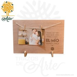 Portarretrato en madera triplex de okume es una elección excepcional para aquellos que buscan un regalo único o una decoración impresionante. Con su elegante diseño y su capacidad de personalización, este portarretrato es ideal para cualquier evento u ocasión especial. Fabricado con madera triplex de okume de alta calidad, este portarretrato combina resistencia y durabilidad con un aspecto natural y cálido. Su construcción en capas garantiza una estructura sólida y una base estable para exhibir tus fotografías favoritas. La versatilidad de este portarretrato se destaca por su facilidad para cambiar la fotografía, lo que te permite actualizar tus recuerdos en cualquier momento. Además, su superficie personalizable te brinda la oportunidad de agregar una temática o un mensaje especial para complementar la imagen. Con un tamaño de 30 x 20 cm, este portarretrato es lo suficientemente espacioso para resaltar tus fotos sin ocupar demasiado espacio. Ya sea que lo coloques en una mesa, un escritorio o una repisa, este portarretrato en madera triplex de okume seguramente añadirá un toque encantador a cualquier ambiente. Portarretrato en madera triplex de okume Material: Madera tríplex de okume de 3 mm y MDF de 3 mm Color: Natural Tamaño externo: 4 largo x 30 ancho x 20 alto cm Tamaño foto: 15 ancho x 10 alto cm Incluye personalización en Grabado Láser Fecha estimada de entrega: De 4 a 5 días hábiles (en Bogotá, Medellín, Cali), al resto del país de 7 a 14 días. Recuerda que el tiempo de entrega comienza a partir del momento en que tu pago sea confirmado. Todos los productos son entregados al domicilio que informaste al realizar la compra. Vendido y enviado por: Trazos de Arte. Envío rápido y seguro. Es una pieza muy original, que decora ese espacio especial de casa u oficina, Ideal para regalar y sorprender, este es un regalo perfecto, Hecho en madera seleccionada cuidadosamente proveniente de una plantación forestal certificada. Hecho en Colombia. Personalización Realice un pedido personalizado, podemos agregar lo que desee, como nombre, fecha, frase, logotipo, imagen o empaque regalo. Ofrecemos: Grabado por láser, grabado CNC Router, sublimado o papel adhesivo, el precio varía según el tipo de personalización que desee, encontrara más información en Servicios en nuestro menú secundario. Si desea cotizar o tiene preguntas presione el botón Cotizar personalización con gusto las responderemos.   ¿Cómo comprar? Selecciona tu producto. Si tienes alguna duda por favor escríbenos. Haz clic en el botón de compra y la cantidad que deseas. Ingresa los datos de facturación y entrega. Realiza el pago de tu pedido. Recibe el pedido en tu domicilio.
