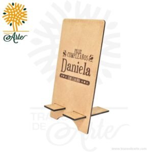 Soporte para Celular en MDF de 3 mm, el regalo ideal para tener en la oficina y facilitar el uso del teléfono de manera práctica y accesible. Este soporte permite mantener el celular en posición vertical, liberando nuestras manos para realizar otras actividades. Además, se puede personalizar con el mensaje o logotipo que desees. Este hermoso soporte es perfecto para regalar en ocasiones especiales como aniversarios, matrimonios, o para expresar amor y amistad. Su diseño versátil se adapta a cualquier tipo de celular, brindando una base estable y segura. No solo es funcional, sino que también añade un toque decorativo a la oficina o al hogar. La madera de MDF le confiere un aspecto elegante y ecoamigable. Disfruta de la comodidad de tener siempre el celular a la vista para ver notificaciones, realizar videollamadas o disfrutar de contenido multimedia sin tener que sostenerlo. Con el Soporte para Celular en MDF de 3 mm, tendrás una figura decorativa y práctica, perfecta para diversas situaciones en las que necesitas tener las manos libres. Soporte para Celular en MDF de 3 mm Material: Madera MDF de 3 mm de espesor Color: Natural Tamaño: 7 largo x 8,5 ancho x 16,6 alto cm Incluye personalización en grabado láser Fecha estimada de entrega: De 4 a 5 días hábiles (en Bogotá, Medellín, Cali), al resto del país de 7 a 14 días. Recuerda que el tiempo de entrega comienza a partir del momento en que tu pago sea confirmado. Todos los productos son entregados al domicilio que informaste al realizar la compra. Vendido y enviado por: Trazos de Arte. Envío rápido y seguro. Es una pieza muy original, que decora ese espacio especial de casa u oficina, Ideal para regalar y sorprender, este es un regalo perfecto, Hecho en madera seleccionada cuidadosamente proveniente de una plantación forestal certificada. Hecho en Colombia. Personalización Realice un pedido personalizado, podemos agregar lo que desee, como nombre, fecha, frase, logotipo, imagen o empaque regalo. Ofrecemos: Grabado por láser, grabado CNC Router, sublimado o papel adhesivo, el precio varía según el tipo de personalización que desee, encontrara más información en Servicios en nuestro menú secundario. Si desea cotizar o tiene preguntas presione el botón Cotizar personalización con gusto las responderemos.   ¿Cómo comprar? Selecciona tu producto. Si tienes alguna duda por favor escríbenos. Haz clic en el botón de compra y la cantidad que deseas. Ingresa los datos de facturación y entrega. Realiza el pago de tu pedido. Recibe el pedido en tu domicilio.