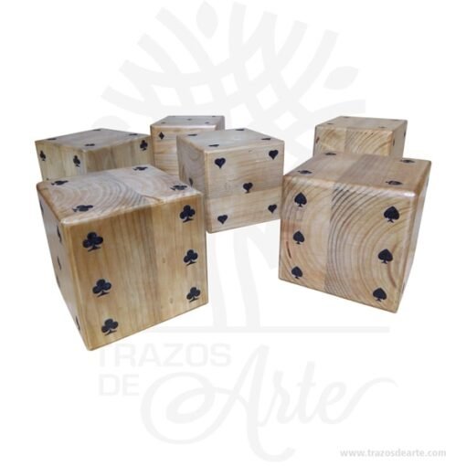 Dados gigantes en pino