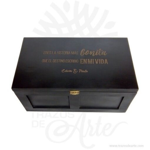 Caja de madera marcada con mensaje