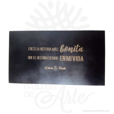 Caja de madera marcada con mensaje