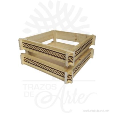 Canasto en madera de pino con labrado