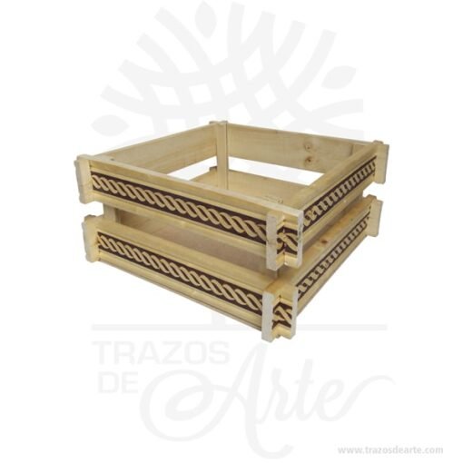 Canasto en madera de pino con labrado