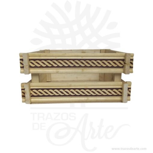 Canasto en madera de pino con labrado