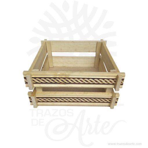 Canasto en madera de pino con labrado