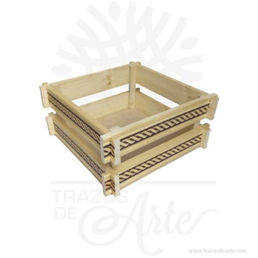 Canasto en madera de pino con labrado