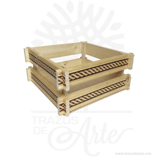 Canasto en madera de pino con labrado