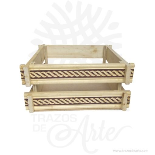 Canasto en madera de pino con labrado